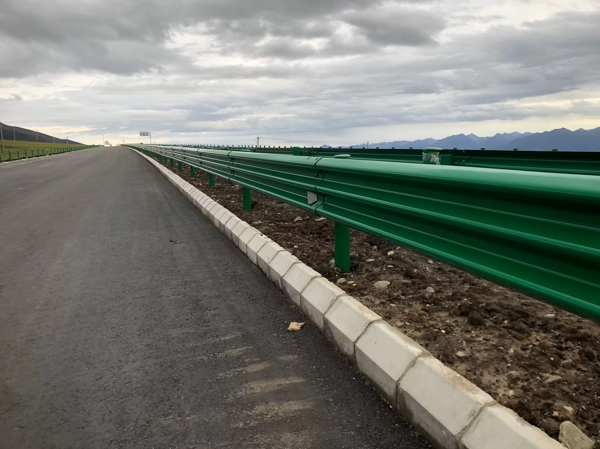若尔盖县乡村公路波形护栏波形护栏板 - 推荐